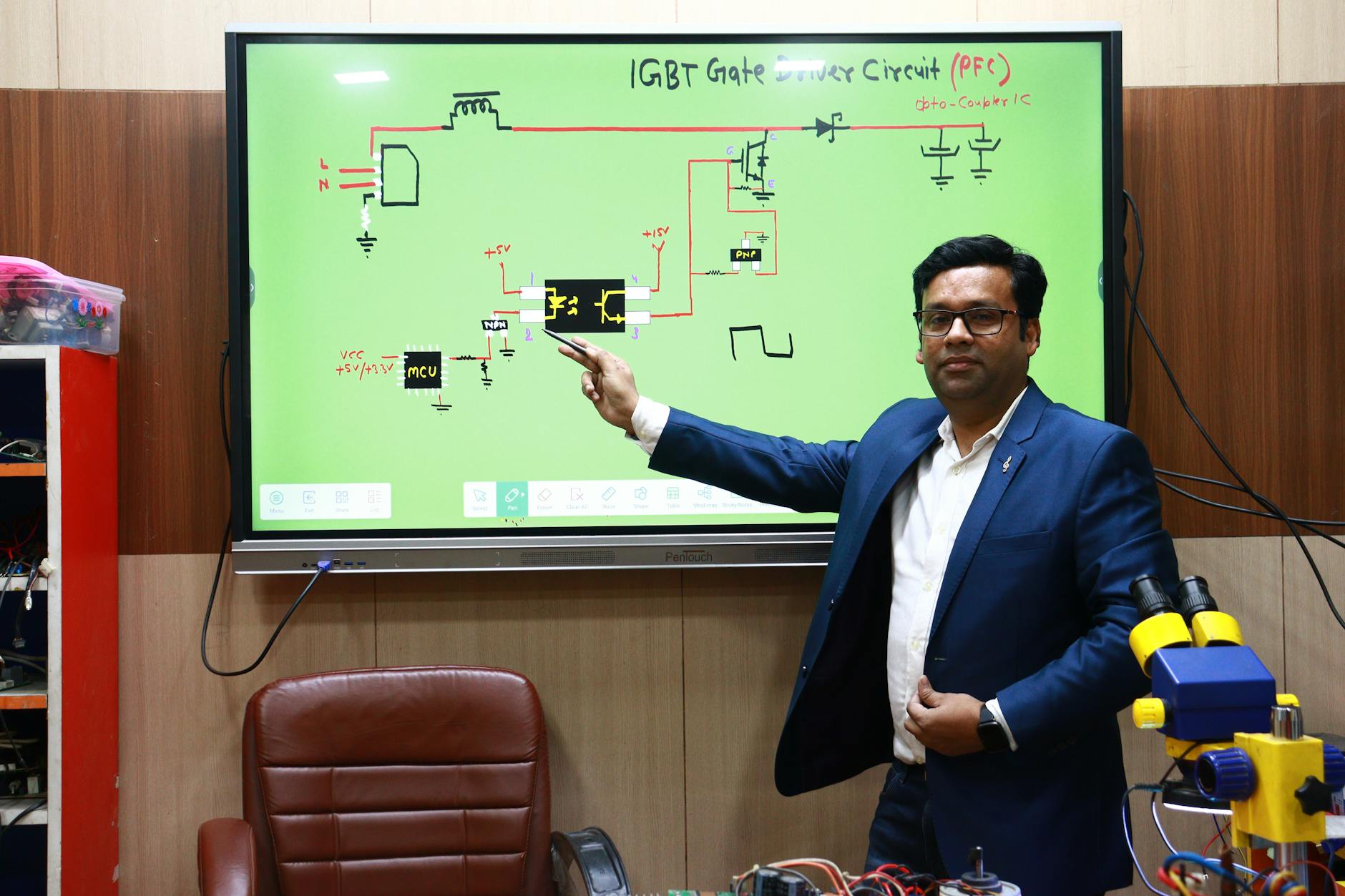 engineer teaching igbt gate driver circuit class